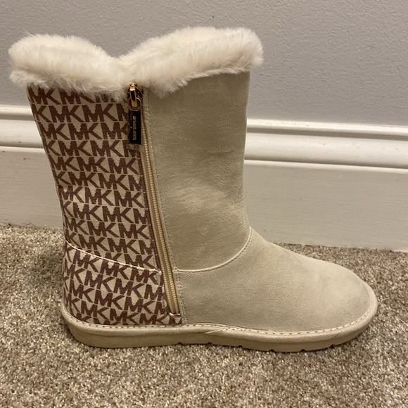 NWOT Michael Kors faux fur snow boots. Size 5. - Picture 12 of 14